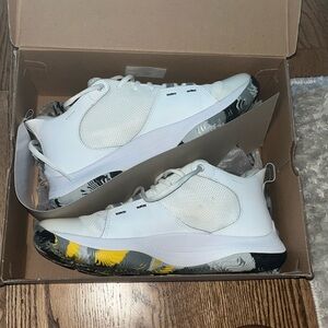 Men's White Curry 3z5 Basketball Men’s 9.5 Women’s 11